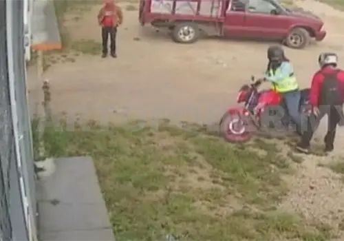 Roban motocicleta en la zona centro