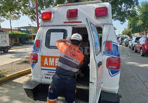 Motocicleta embiste a una adulta mayor