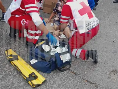 Casi pierde la pierna; fue arrollada por vehículo