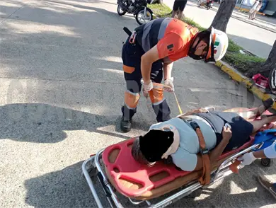 Motocicleta embiste a una adulta mayor