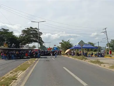CNTE bloquea 6 puntos carreteros de Oaxaca