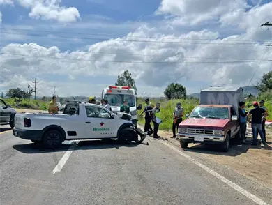 Trata de ganar el paso y causa encontronazo
