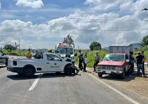 Trata de ganar el paso y causa encontronazo