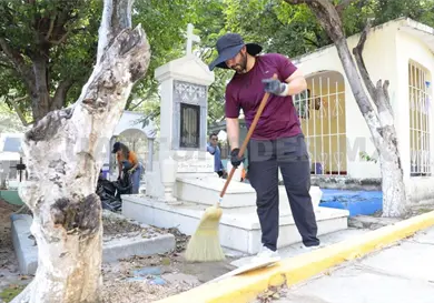 Impulsan operativo de limpieza en panteones