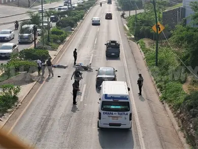 Muere al ser impactado cuando iba en su moto