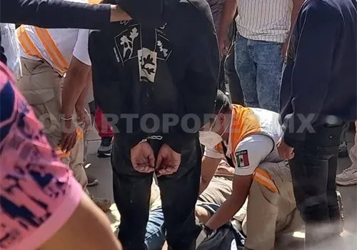 Chocan y se les cae una pistola... de juguete