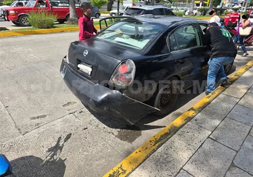 Colectivo colisiona a un automóvil; una lesionada