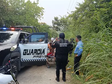 Dejan a joven amarrado en camino de terracería