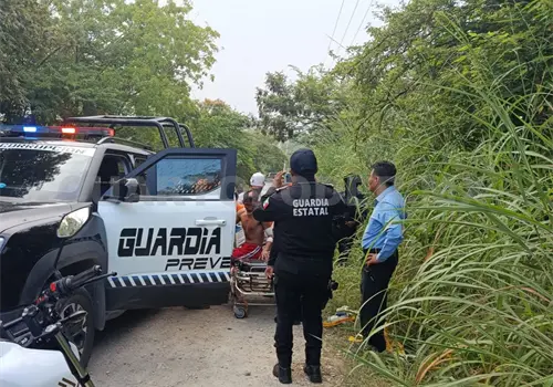 Dejan a joven amarrado en camino de terracería