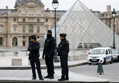 Robo en el Louvre prende alertas Robo en el Louvre prende alertas