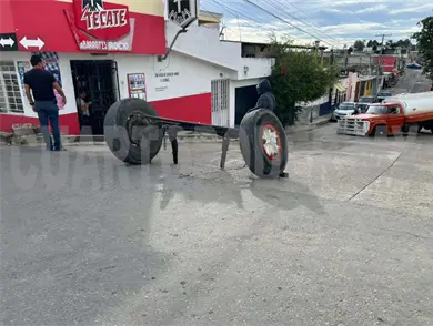 Camión se queda sin llantas y eje delantero