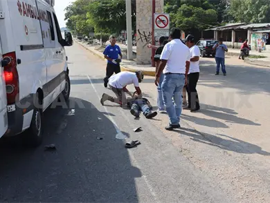 Pick up embiste a motociclista y lo acaba lesionando