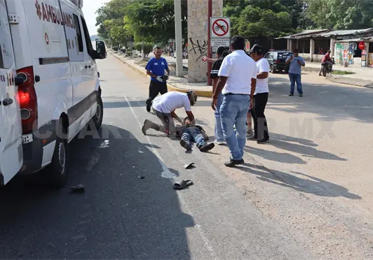 Pick up embiste a motociclista y lo acaba lesionando