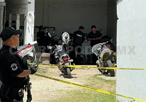 Roban motocicleta de un taller mecánico
