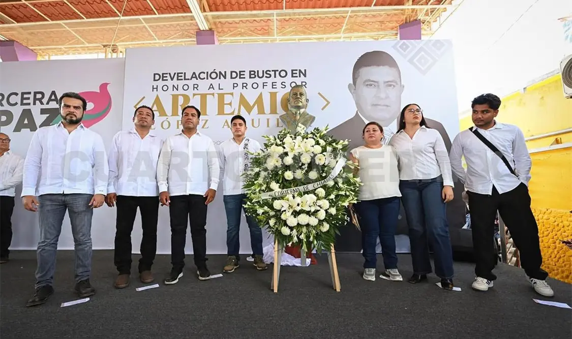 Gobernador presenció el homenaje en honor al profesor José Artemio López Aguilar. Cortesía