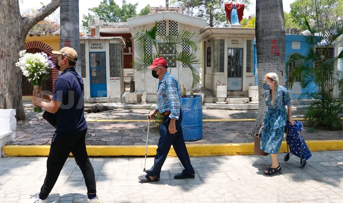 Este año, todas las puertas de los panteones permanecerán abiertas para evitar aglomeraciones. Guillermo Ramos / CP