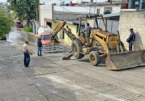 Camión se queda sin llantas y eje delantero
