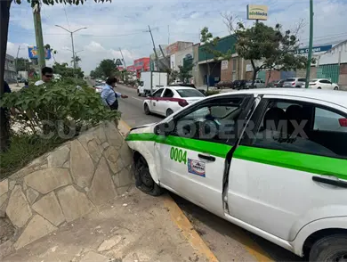 Se estrella taxi en jardineras de andén