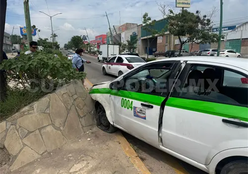 Se estrella taxi en jardineras de andén