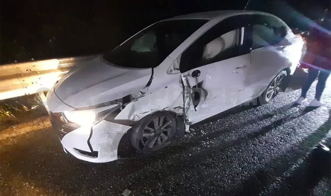El sedán tenía severos daños en la carrocería. El automovilista al parecer estaba en presunto estado de ebriedad. Genaro Sánchez / CP