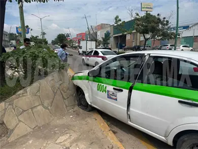 Se estrella taxi en jardineras de andén