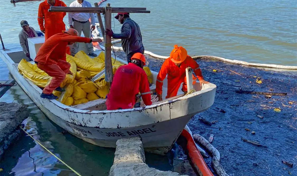 Pemex mantiene intensas labores de limpieza