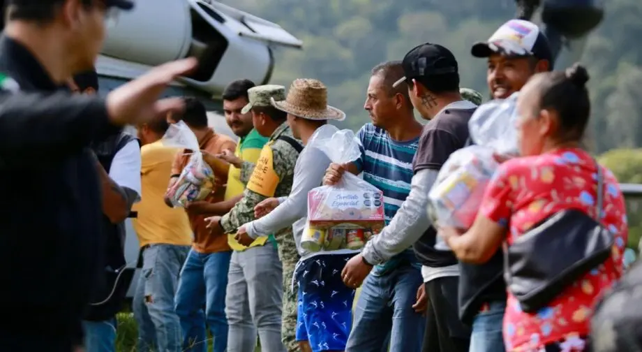 En las zonas donde aún no se ha podido restablecer la conexión terrestre, continúan operando puentes aéreos para el traslado de víveres y personal de auxilio: SICT. Cortesía