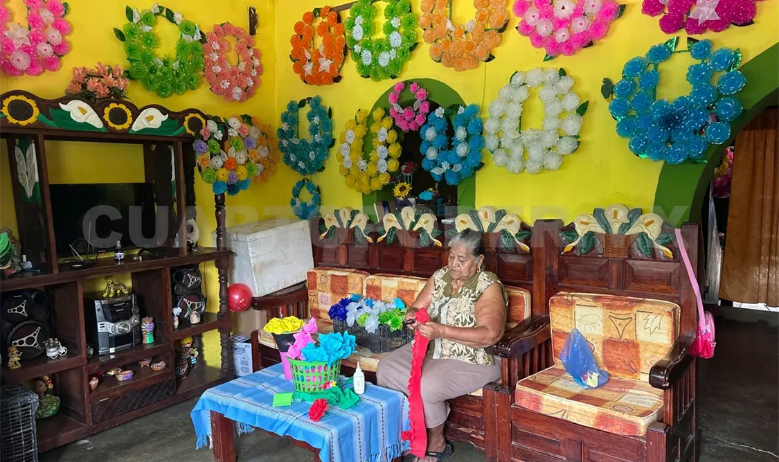 Con esmero y paciencia, doña Tere prepara sus coronas. Osman Toledo/CP