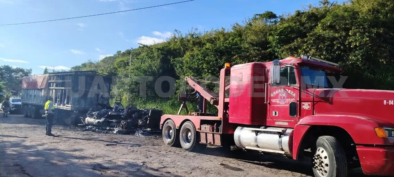 El tráiler comenzó a incendiarse de la cabina, por lo que el chofer se orilló. Osman Toledo / CP