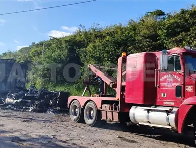 Fuego reduce a cenizas cabina de tráiler
