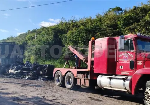 Fuego reduce a cenizas cabina de tráiler