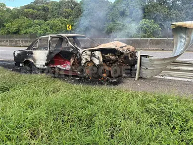 En brutal choque se incendia vehículo