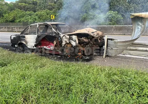 En brutal choque se incendia vehículo