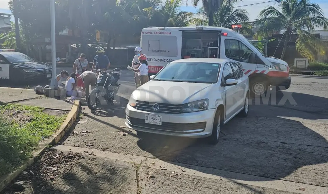 Por ir por donde no es, una pareja de motoristas acabó “mordiendo el polvo”. Víctor Sánchez / CP