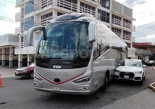 Autobús le corta el paso a lujoso Audi