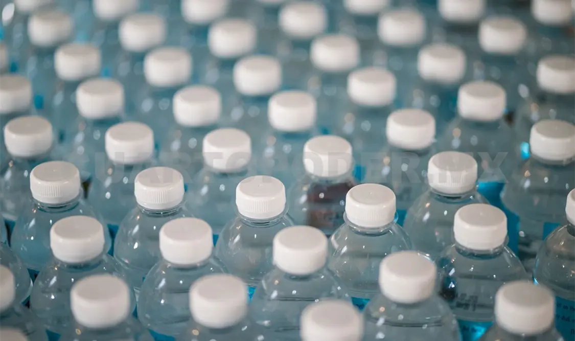Aguas embotelladas contienen microplásticos