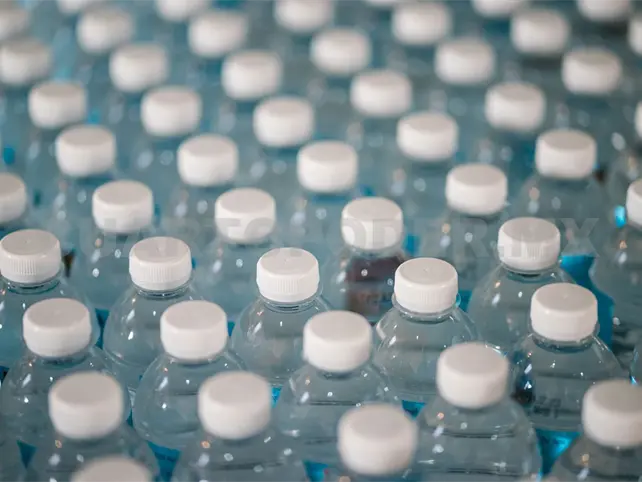 Aguas embotelladas contienen microplásticos