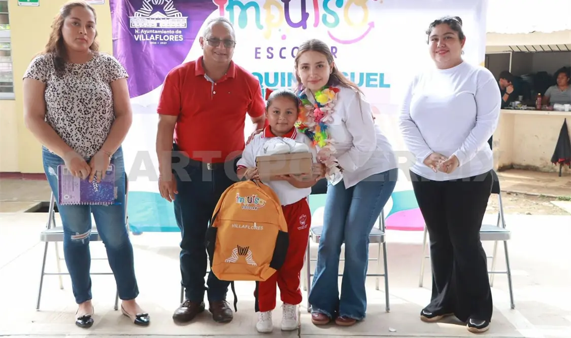 Valeria Rosales entrega mochilas y tenis a niñez