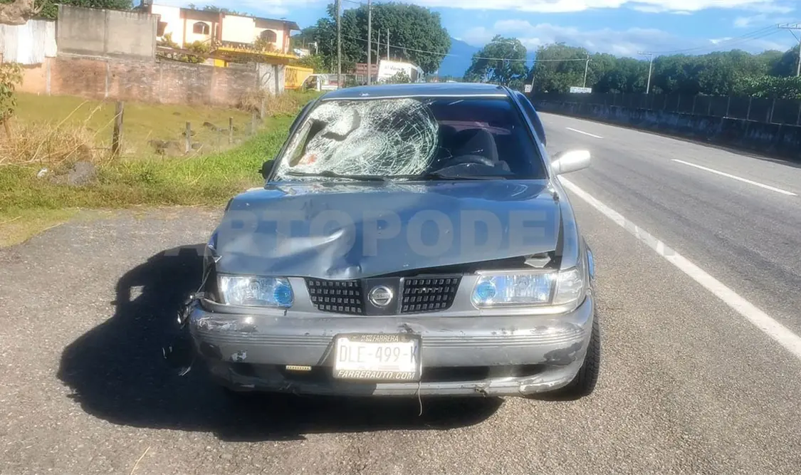 El hombre intentó cruzar cuando fue embestido por un Tsuru. Víctor Sánchez / CP