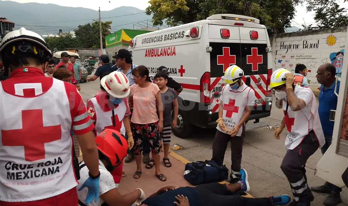El motociclista estaba malherido al caer violentamente contra el pavimento. Ulises Villalobos / CP