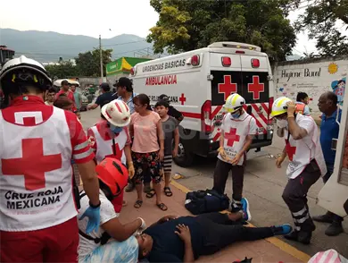 Impactan a motorista frente a supermercado