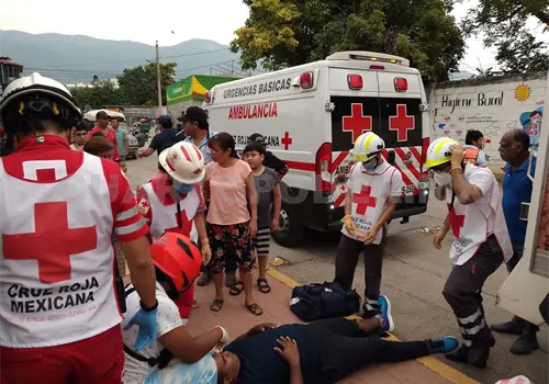 Impactan a motorista frente a supermercado