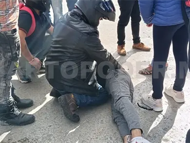 Choca motociclista en auto y queda grave de salud