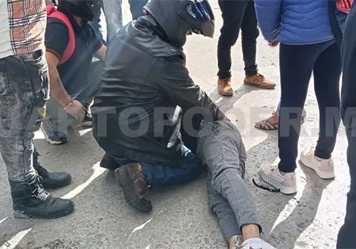Choca motociclista en auto y queda grave de salud