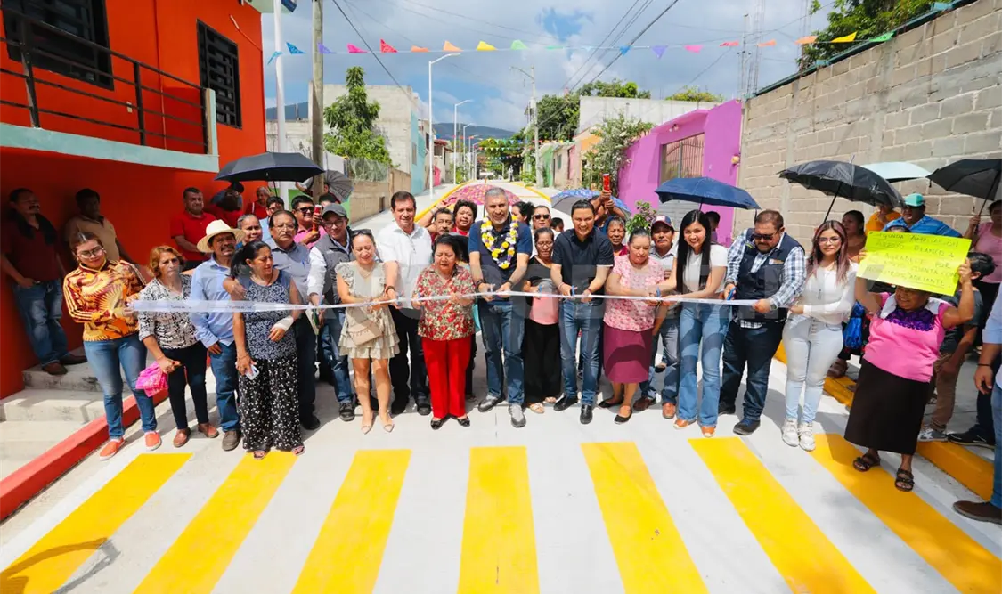 Habitantes y autoridades realizaron el corte de listón de la vía. Cortesía