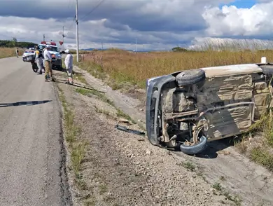 Vuelcan en libramiento y resultan con golpes leves