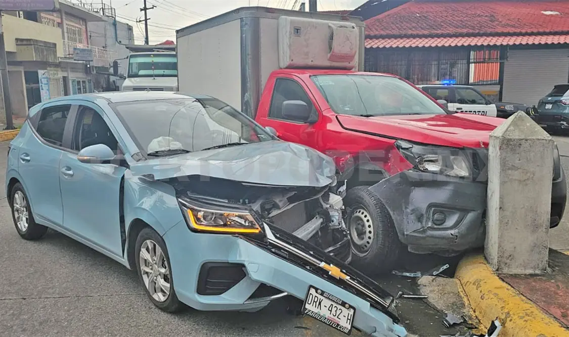 La camioneta con caja seca al parecer no respetó el UnoXUno. Víctor Sánchez / CP