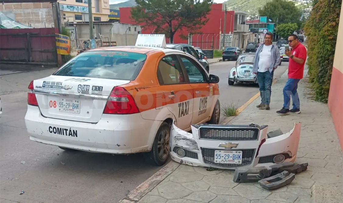 Tras el fuerte impacto, la fascia delantera de uno de los taxis se desprendió. Juan Orel / CP