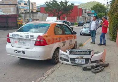No respetan la preferencia y se estampan par de taxis No respetan la preferencia y se estampan par de taxis