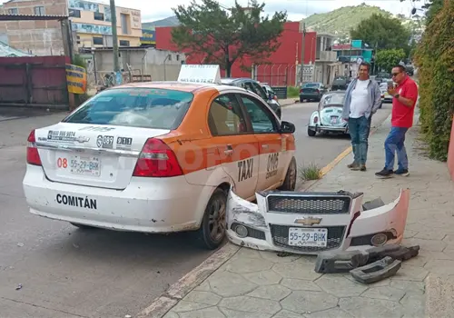 No respetan la preferencia y se estampan par de taxis